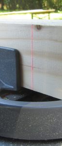 Roter Laser an der Kapsäge zur ausrichtung des Schnittes